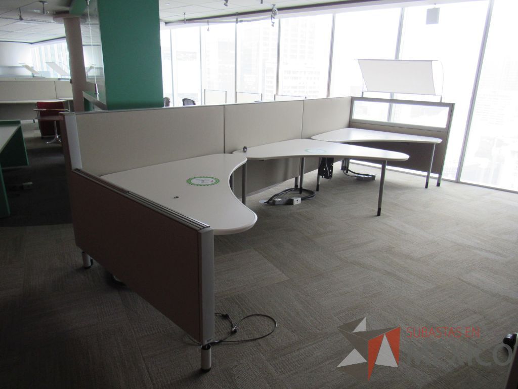 Lote 0377 - Estación de trabajo para 3 personas con cubiertas mampara metálica color beige y 3 archiveros móviles de 2 cajones - Imagen 2