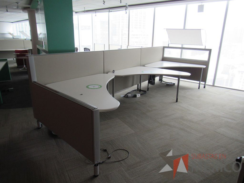 Lote 0378 - Estación de trabajo para 3 personas con cubiertas mampara metálica color beige y 3 archiveros móviles de 2 cajones - Imagen 12