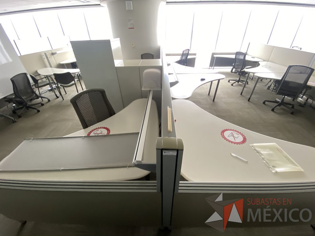 Lote 0324 - Estación de trabajo para 5 personas con cubiertas mampara metálica color beige y 5 archiveros móviles de 2 cajones - Imagen 8