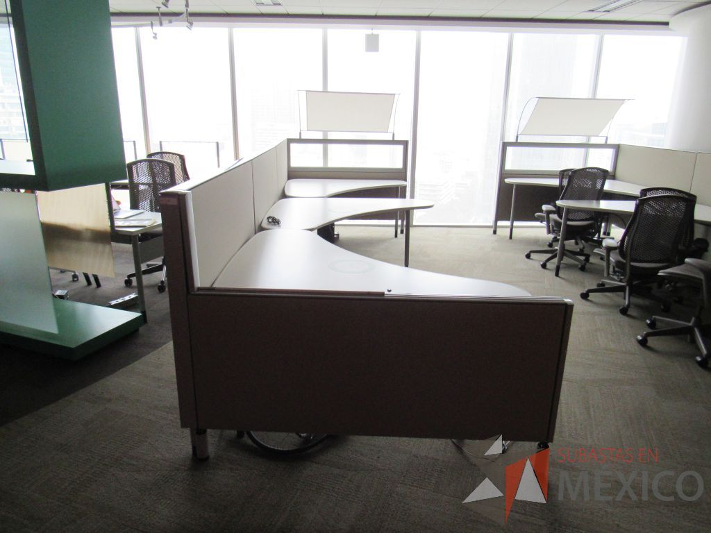 Lote 0378 - Estación de trabajo para 3 personas con cubiertas mampara metálica color beige y 3 archiveros móviles de 2 cajones - Imagen 11