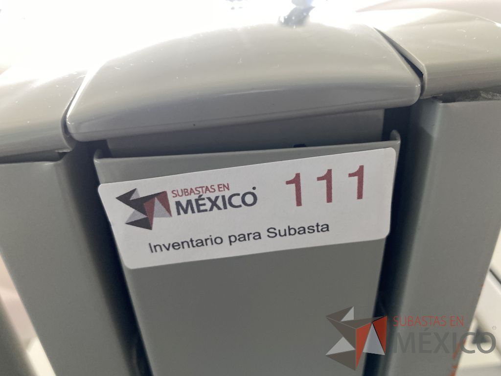 Lote 0325 - Estación de trabajo para 6 personas con cubiertas mampara metálica color beige y 6 archiveros móviles de 2 cajones - Imagen 2