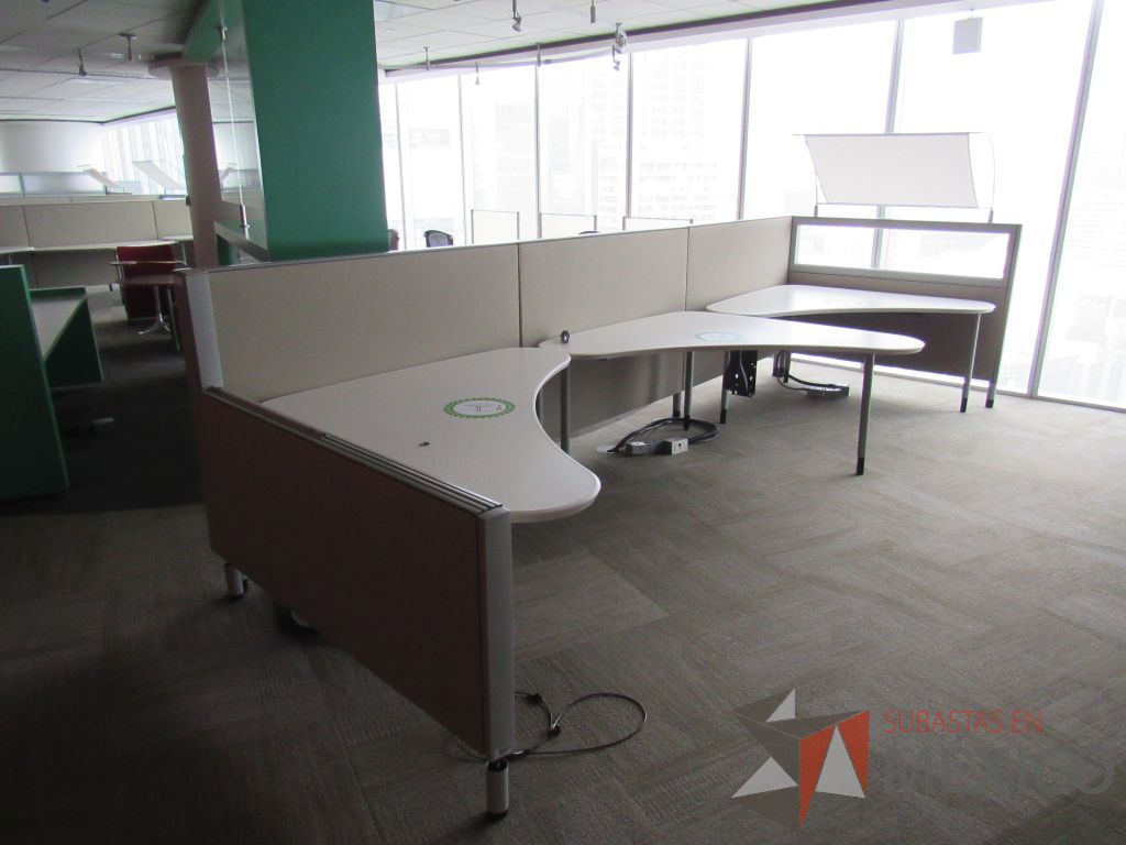 Lote 0378 - Estación de trabajo para 3 personas con cubiertas mampara metálica color beige y 3 archiveros móviles de 2 cajones - Imagen 10