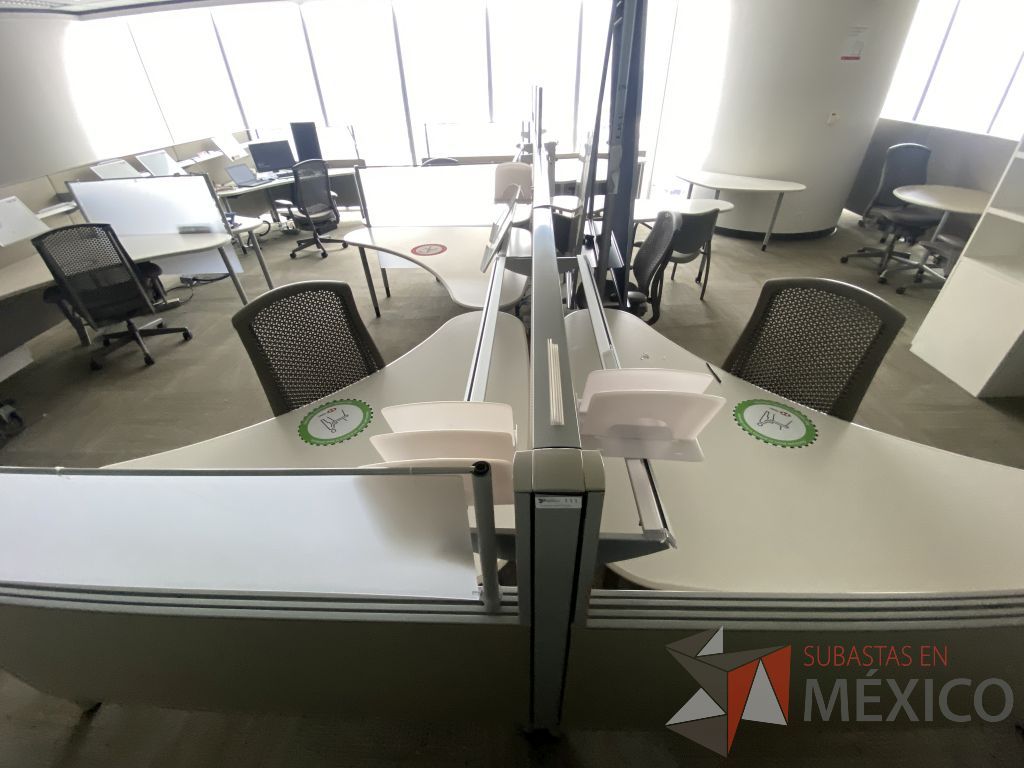 Lote 0325 - Estación de trabajo para 6 personas con cubiertas mampara metálica color beige y 6 archiveros móviles de 2 cajones - Imagen 3