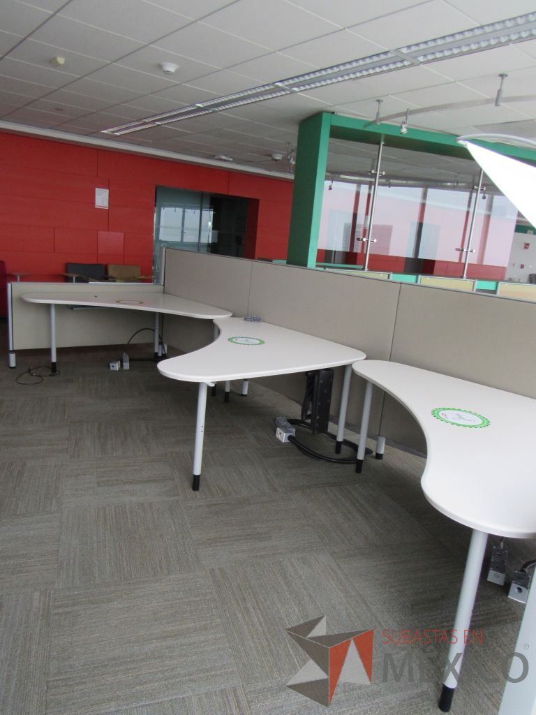 Lote 0378 - Estación de trabajo para 3 personas con cubiertas mampara metálica color beige y 3 archiveros móviles de 2 cajones - Imagen 9