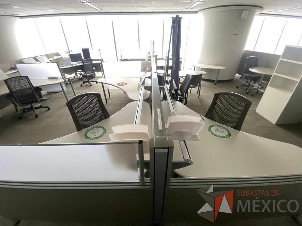 Lote 0325 - Estación de trabajo para 6 personas con cubiertas mampara metálica color beige y 6 archiveros móviles de 2 cajones - Imagen 4