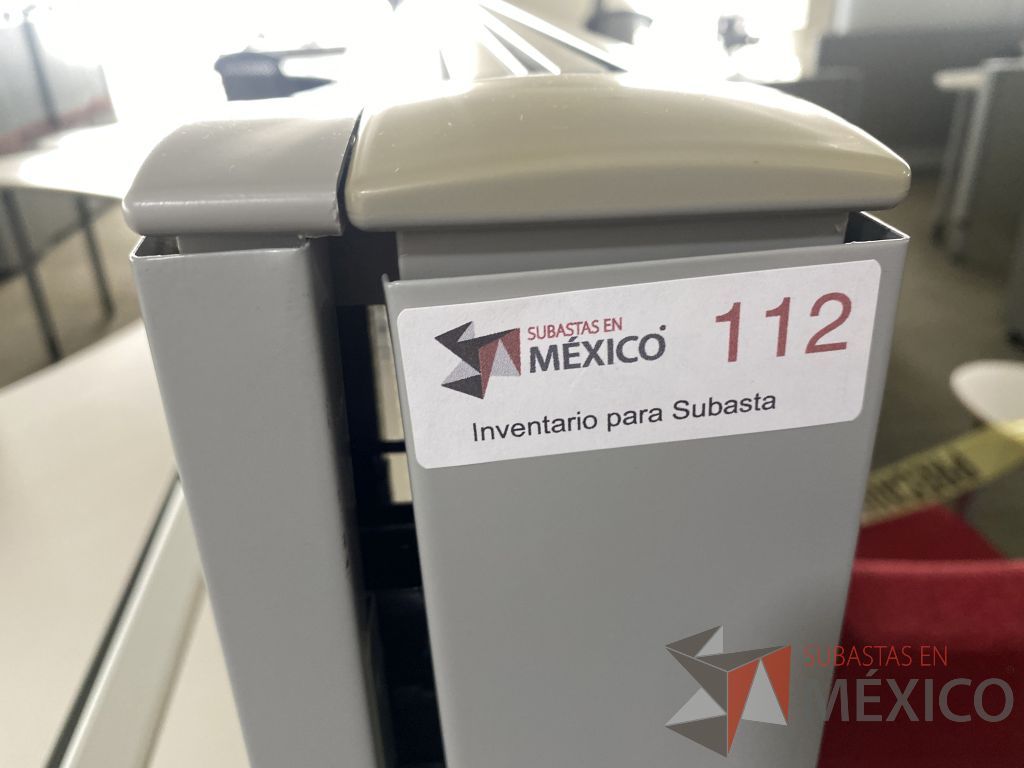 Lote 0327 - Estación de trabajo para 6 personas con cubiertas mampara metálica color beige y 6 archiveros móviles de 2 cajones - Imagen 8