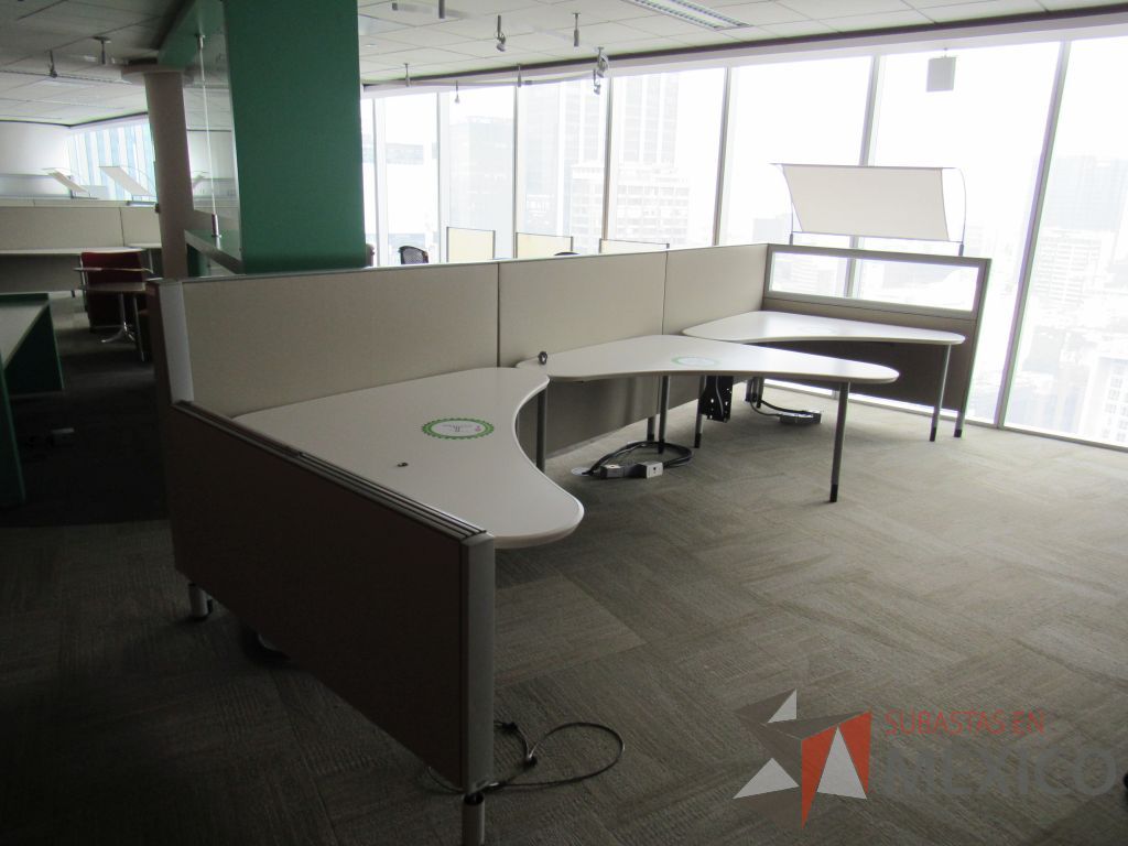 Lote 0378 - Estación de trabajo para 3 personas con cubiertas mampara metálica color beige y 3 archiveros móviles de 2 cajones