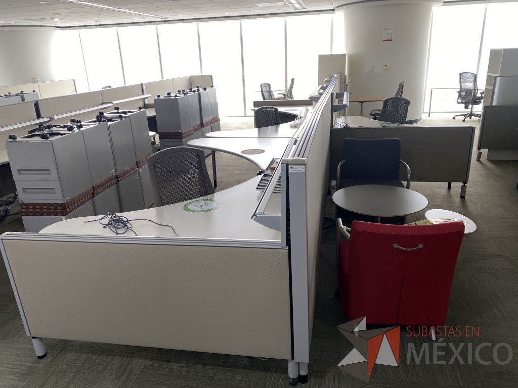 Lote 0327 - Estación de trabajo para 6 personas con cubiertas mampara metálica color beige y 6 archiveros móviles de 2 cajones - Imagen 3