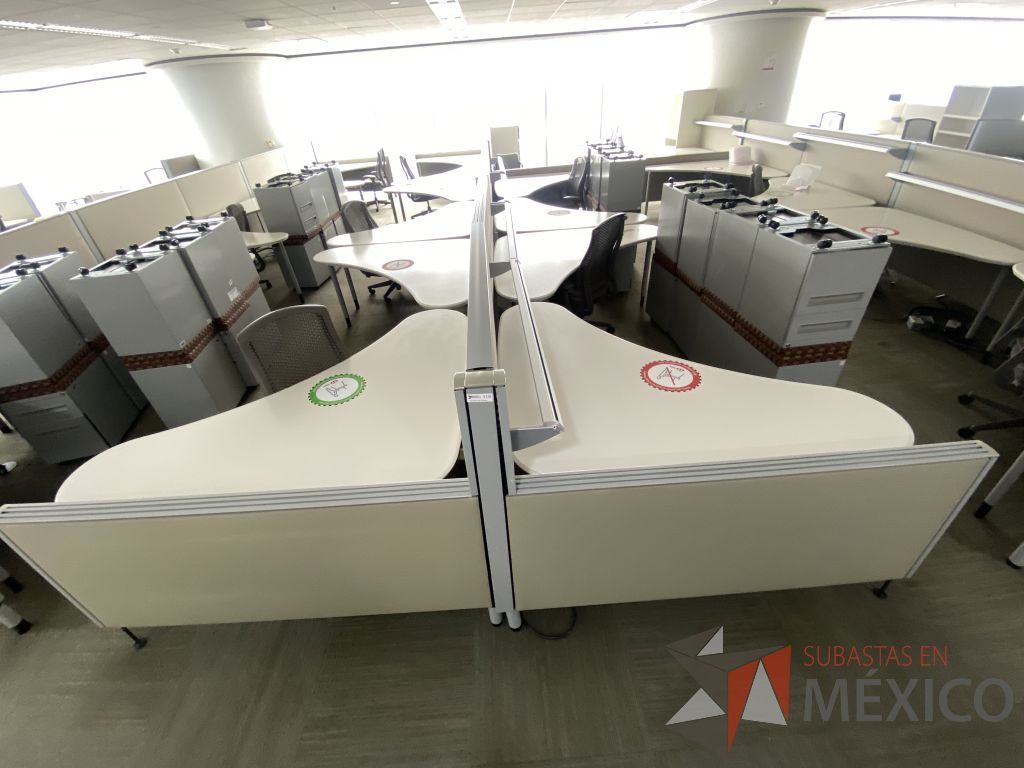 Lote 0331 - Estación de trabajo para 10 personas con cubiertas mampara metálica color beige y 10 archiveros móviles de 2 cajones - Imagen 7