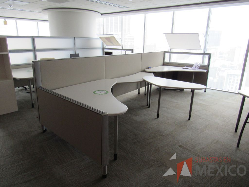 Lote 0385 - Estación de trabajo para 3 personas con cubiertas mampara metálica color beige y 3 archiveros móviles de 2 cajones