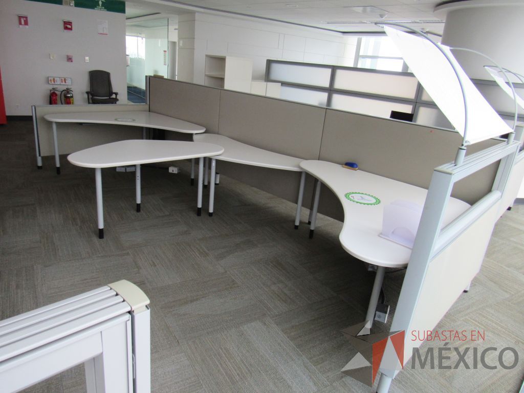 Lote 0385 - Estación de trabajo para 3 personas con cubiertas mampara metálica color beige y 3 archiveros móviles de 2 cajones - Imagen 3