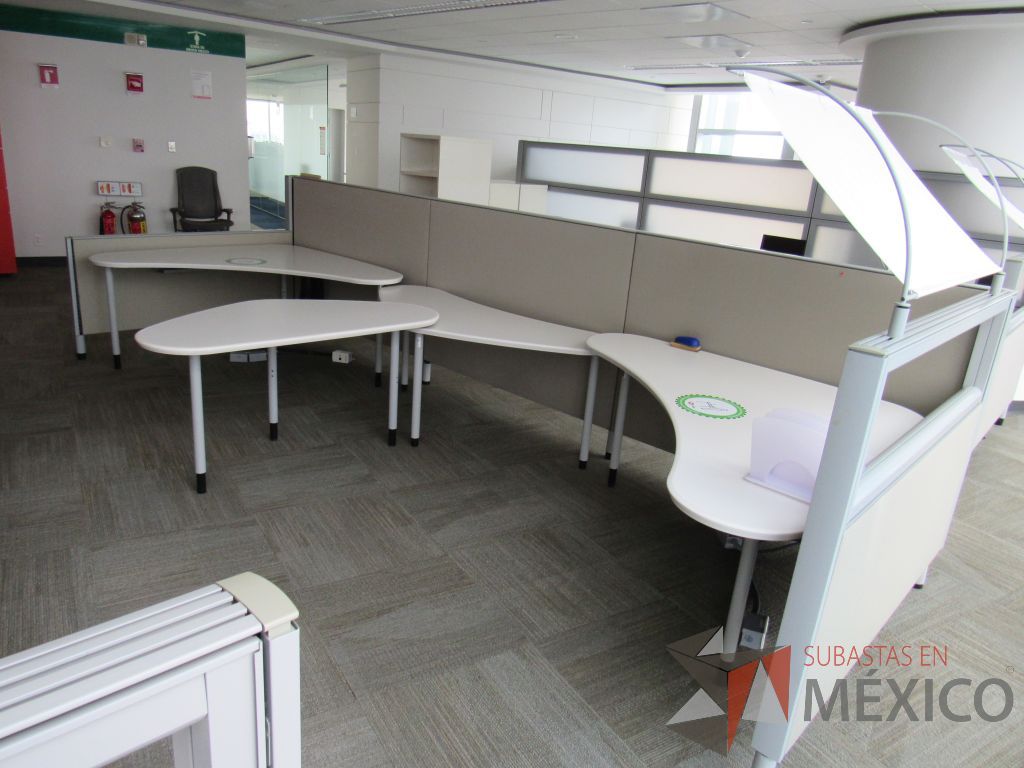 Lote 0385 - Estación de trabajo para 3 personas con cubiertas mampara metálica color beige y 3 archiveros móviles de 2 cajones - Imagen 4