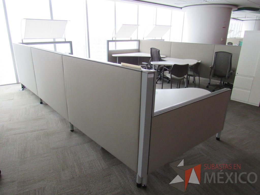 Lote 0385 - Estación de trabajo para 3 personas con cubiertas mampara metálica color beige y 3 archiveros móviles de 2 cajones - Imagen 7