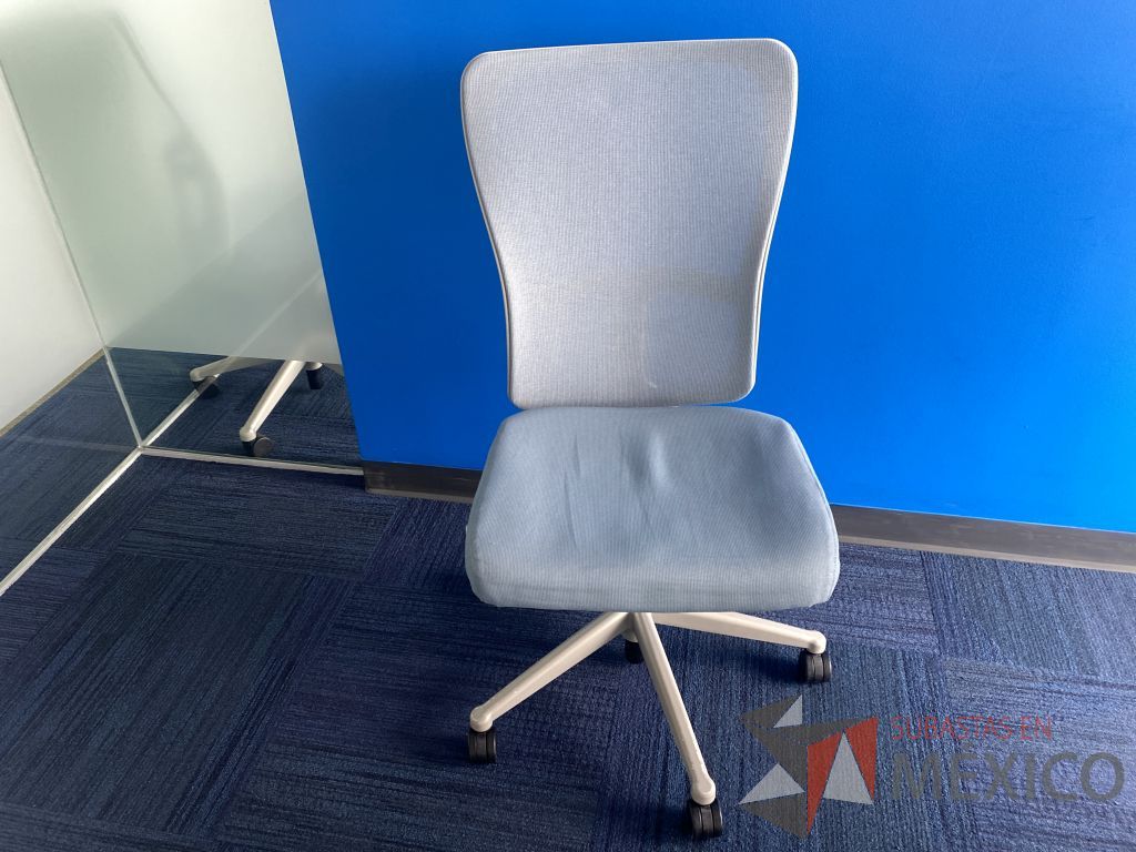 Lote 0349 - Silla operativa con ruedas, asiento en tela y respaldo en malla color azul
