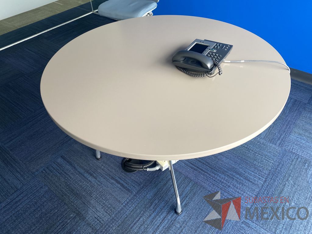 Lote 0288 - Mesa de trabajo con base metálica con ruedas y cubierta color beige - Imagen 2