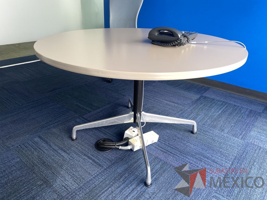 Lote 0288 - Mesa de trabajo con base metálica con ruedas y cubierta color beige - Imagen 3