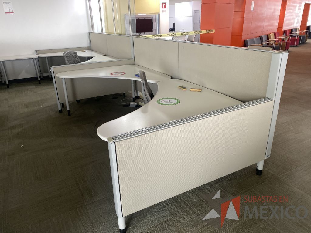 Lote 0360 - Estación de trabajo para 4 personas con cubiertas mampara metálica color beige y 4 archiveros móviles de 2 cajones - Imagen 11