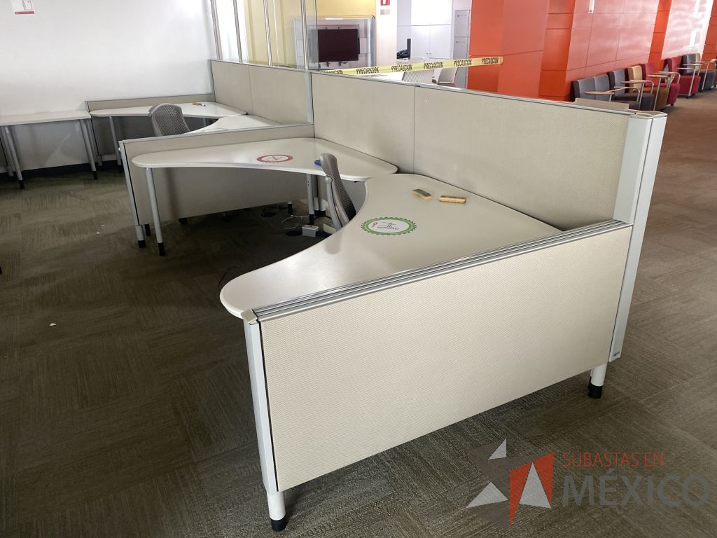 Lote 0360 - Estación de trabajo para 4 personas con cubiertas mampara metálica color beige y 4 archiveros móviles de 2 cajones - Imagen 12