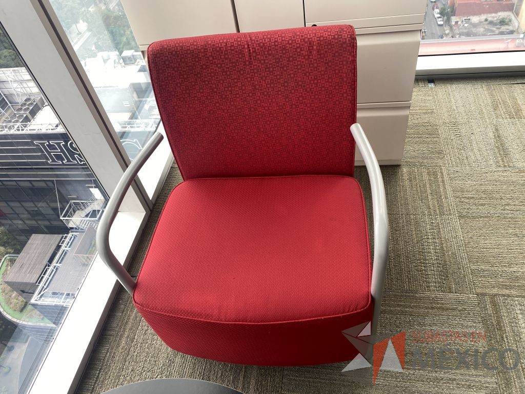Lote 0363 - Sillón de 1 plaza con descansa brazos metálicos, asiento y respaldo en tela color rojo
