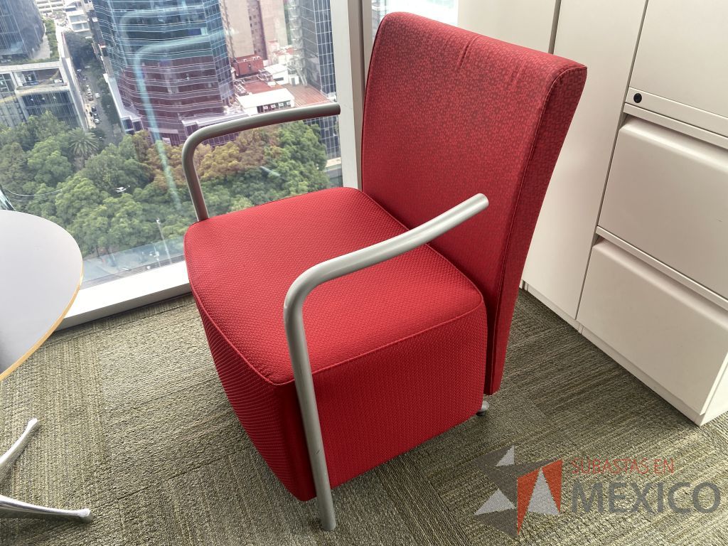 Lote 0363 - Sillón de 1 plaza con descansa brazos metálicos, asiento y respaldo en tela color rojo - Imagen 2
