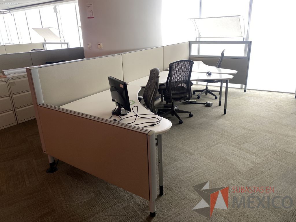 Lote 0378 - Estación de trabajo para 3 personas con cubiertas mampara metálica color beige y 3 archiveros móviles de 2 cajones - Imagen 4