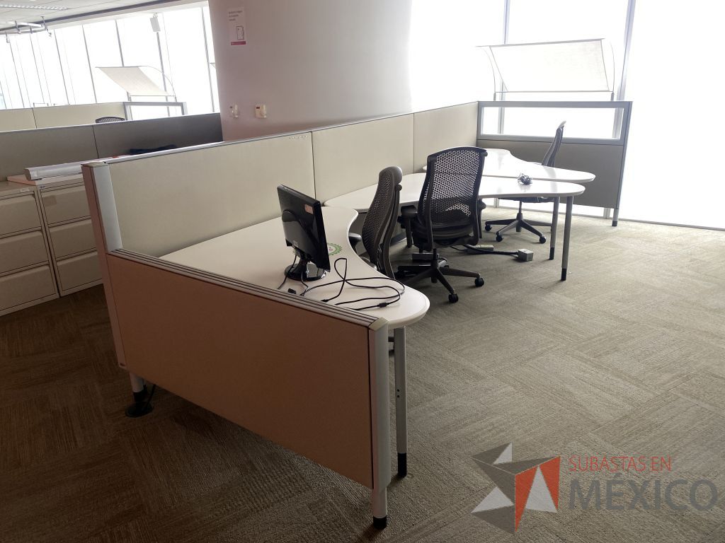 Lote 0378 - Estación de trabajo para 3 personas con cubiertas mampara metálica color beige y 3 archiveros móviles de 2 cajones - Imagen 2