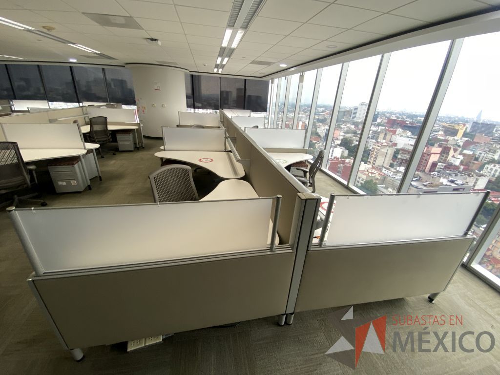 Lote 0101 - Estación de trabajo para 11 personas con cubiertas mampara metálica color beige y 11 archiveros móviles de 2 cajones
