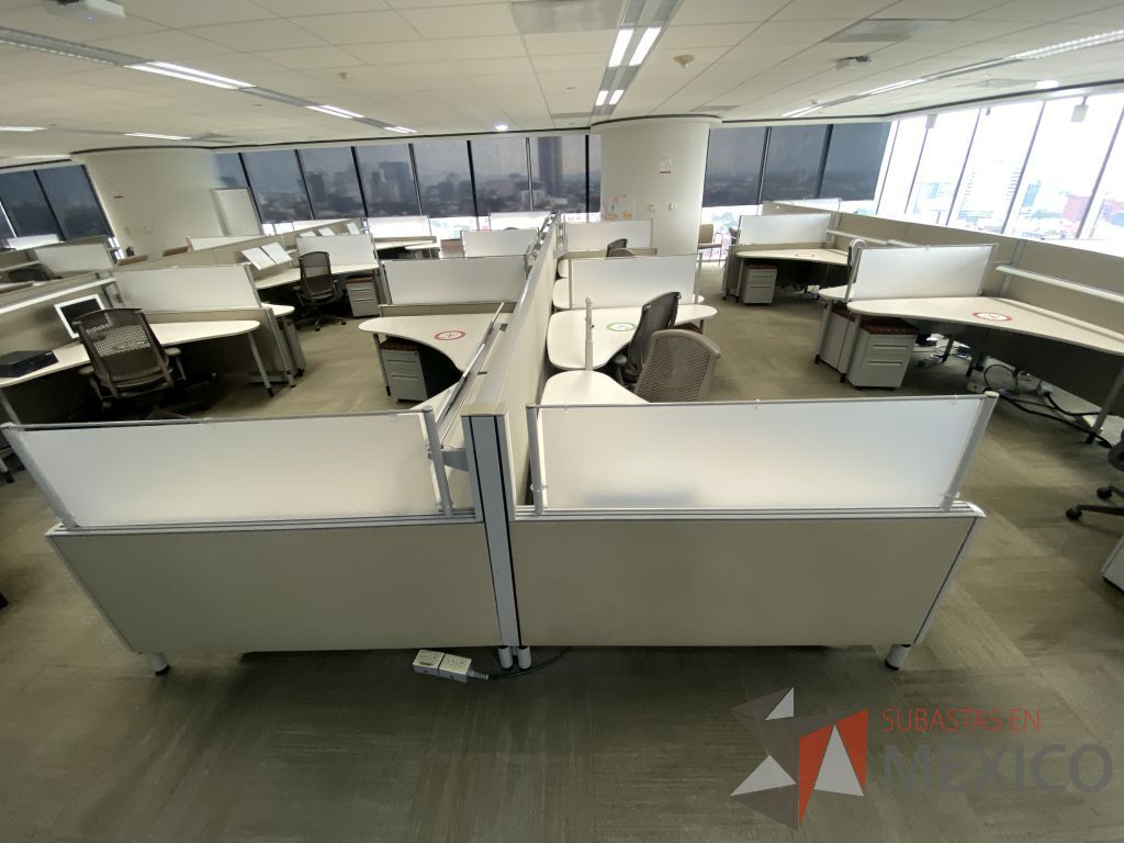 Lote 0102 - Estación de trabajo para 11 personas con cubiertas mampara metálica color beige y 11 archiveros móviles de 2 cajones