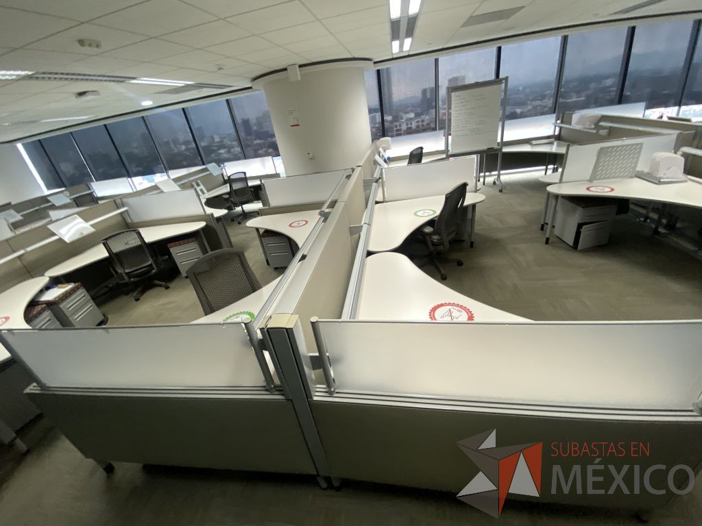 Lote 0106 - Estación de trabajo para 7 personas con cubiertas mampara metálica color beige y 7 archiveros móviles de 2 cajones