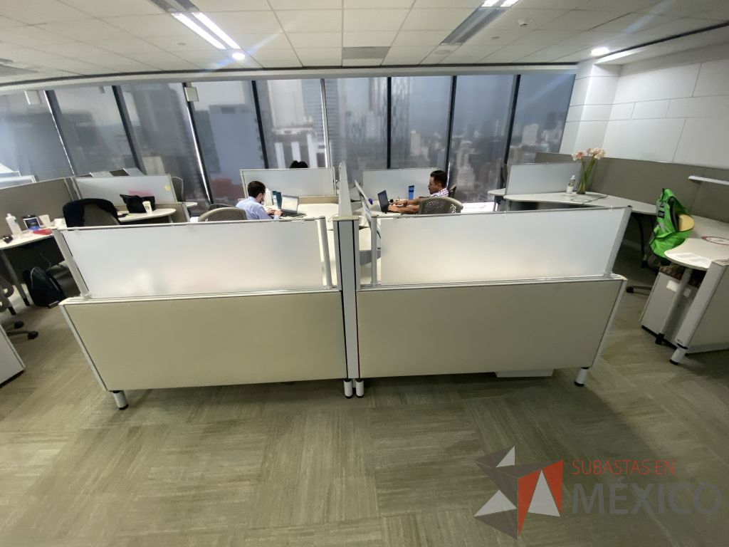 Lote 0112 - 2 Estaciones de trabajo para 3 personas con cubiertas mampara metálica color beige y 3 archiveros móviles de 2 cajones
