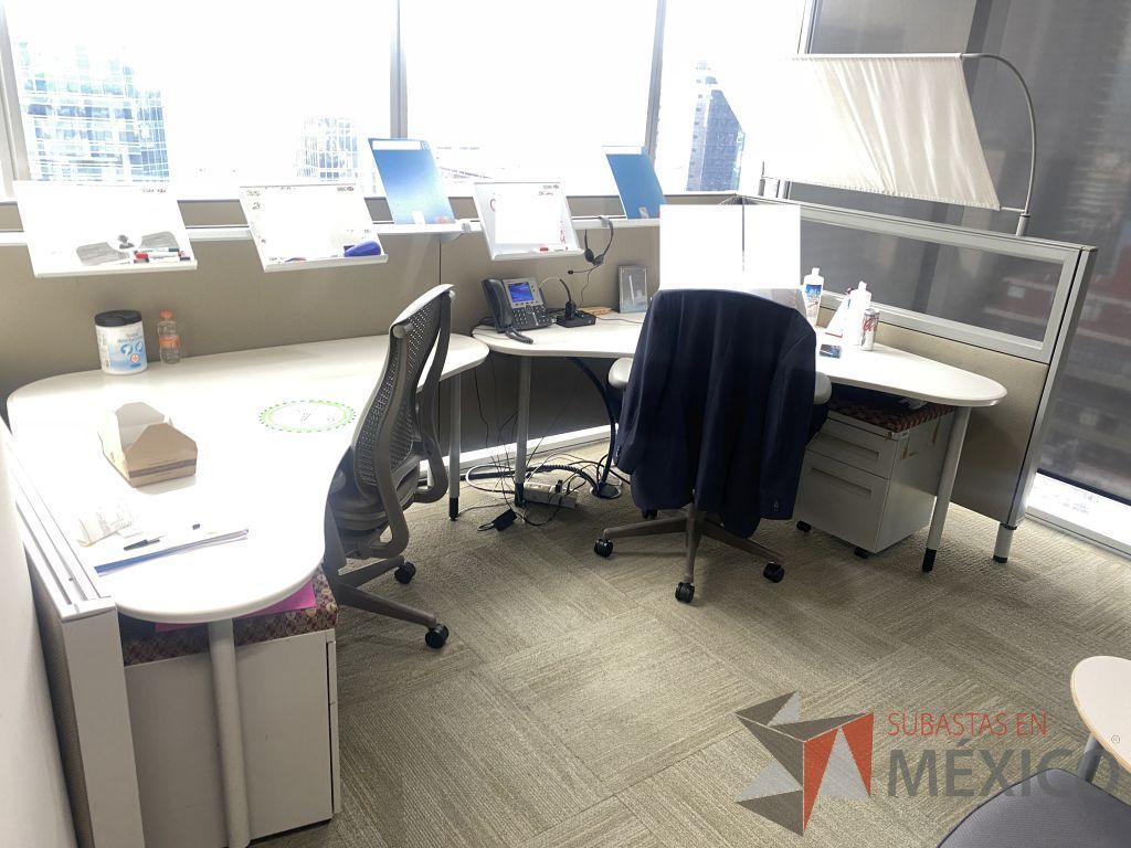 Lote 0113 - Estación de trabajo para 2 personas con cubiertas mampara metálica color beige y 2 archiveros móviles de 2 cajones