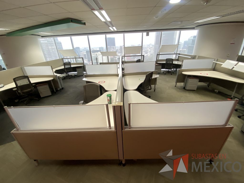 Lote 0121 - Estación de trabajo para 8 personas con cubiertas mampara metálica color beige y 8 archiveros móviles de 2 cajones