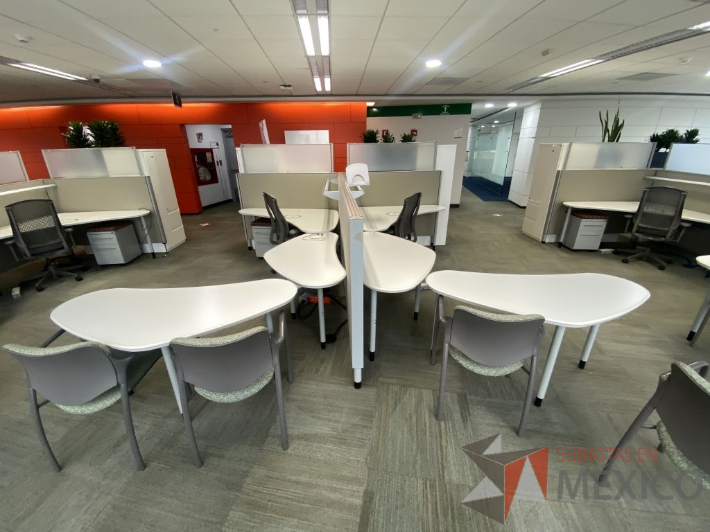 Lote 0123 - Estación de trabajo para 2 personas con cubiertas mampara metálica color beige y 2 archiveros móviles de 2 cajones
