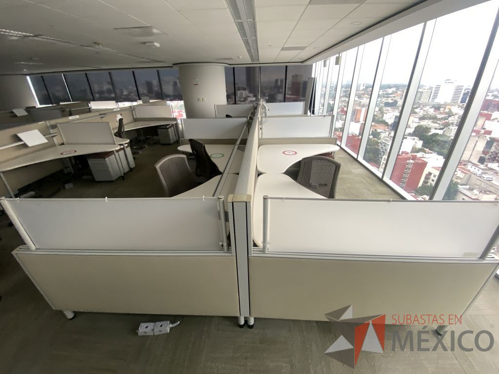 Lote 0200 - Estación de trabajo para 12 personas con cubiertas mampara metálica color beige y 12 archiveros móviles de 2 cajones