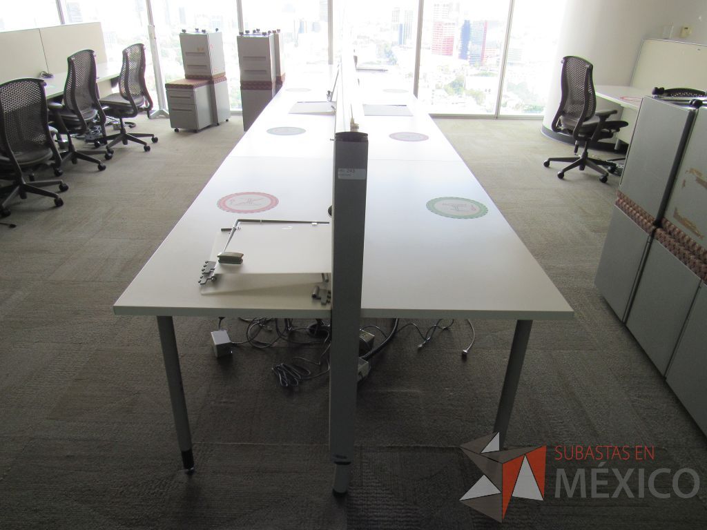 Lote 0536 - Estación de trabajo para 8 personas con base metálica, cubierta rectangular color blanco, mampara metálica y 8 archiveros móviles de 2 cajones - Imagen 2