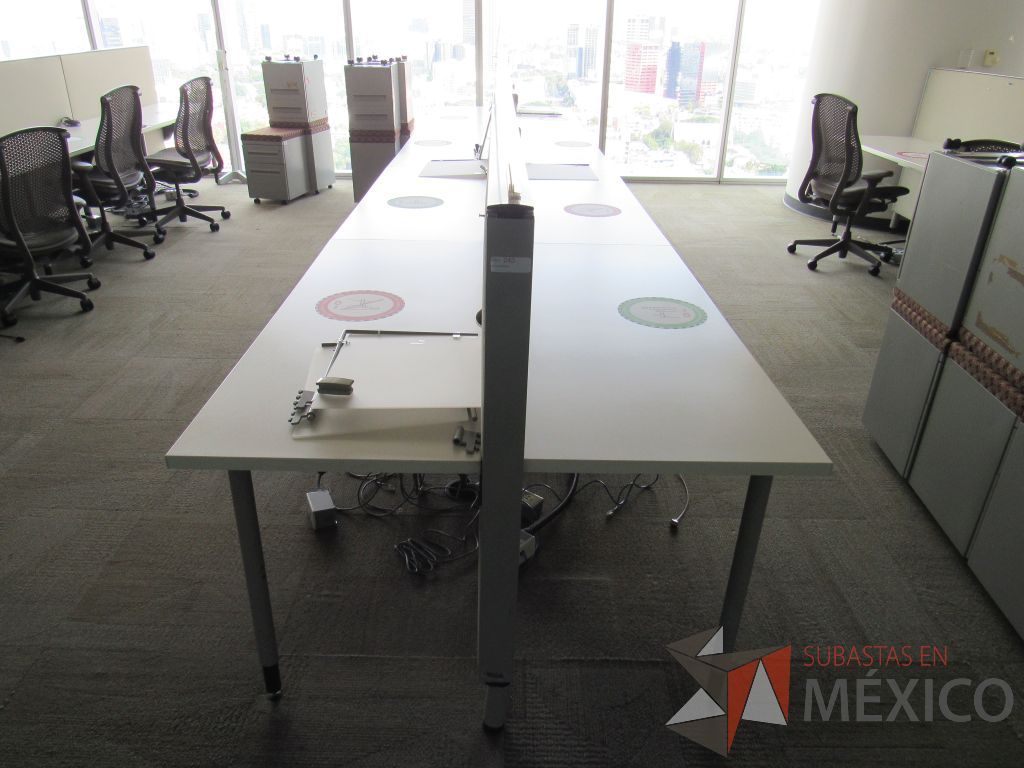 Lote 0536 - Estación de trabajo para 8 personas con base metálica, cubierta rectangular color blanco, mampara metálica y 8 archiveros móviles de 2 cajones - Imagen 3