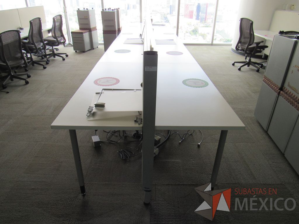 Lote 0536 - Estación de trabajo para 8 personas con base metálica, cubierta rectangular color blanco, mampara metálica y 8 archiveros móviles de 2 cajones - Imagen 4