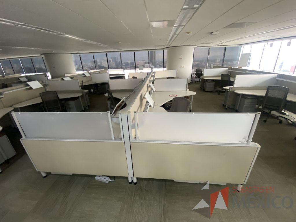 Lote 0202 - Estación de trabajo para 11 personas con cubiertas mampara metálica color beige y 11 archiveros móviles de 2 cajones