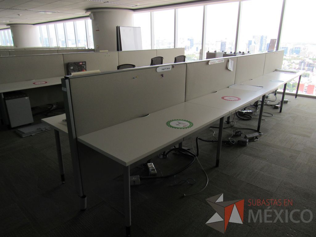 Lote 0536 - Estación de trabajo para 8 personas con base metálica, cubierta rectangular color blanco, mampara metálica y 8 archiveros móviles de 2 cajones - Imagen 5