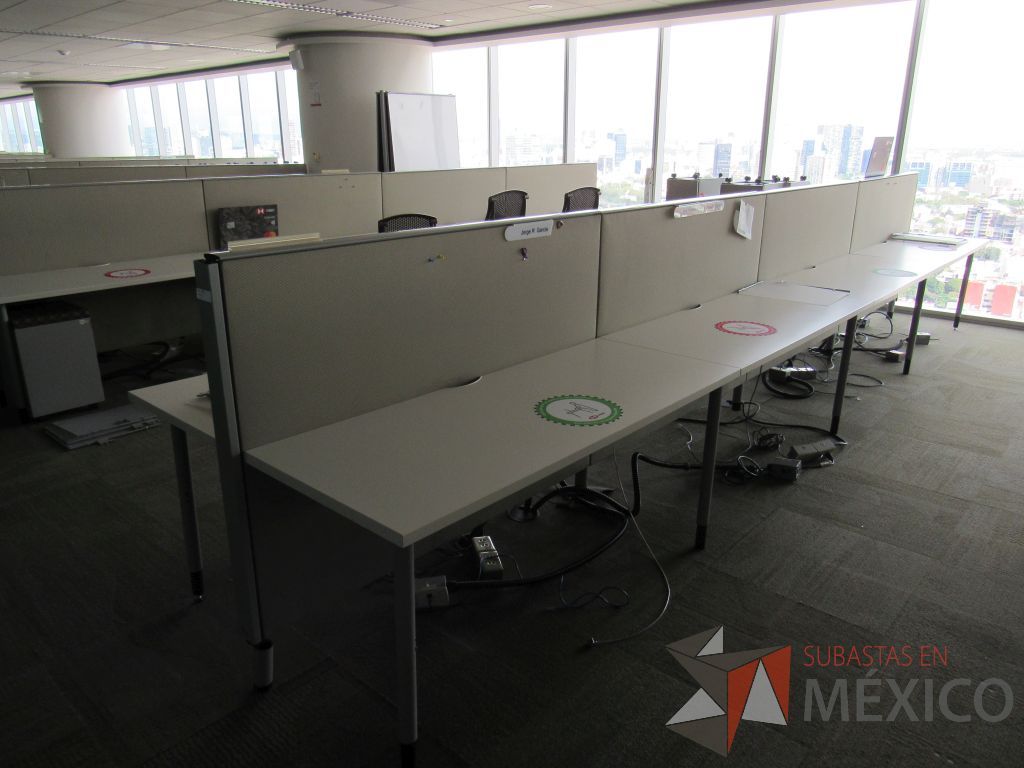 Lote 0536 - Estación de trabajo para 8 personas con base metálica, cubierta rectangular color blanco, mampara metálica y 8 archiveros móviles de 2 cajones - Imagen 6