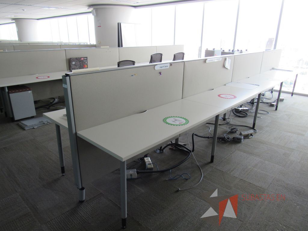 Lote 0536 - Estación de trabajo para 8 personas con base metálica, cubierta rectangular color blanco, mampara metálica y 8 archiveros móviles de 2 cajones - Imagen 7