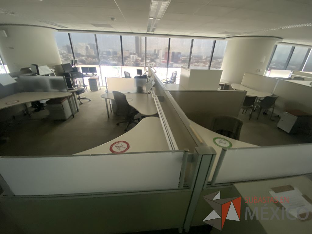Lote 0204 - Estación de trabajo para 6 personas con cubiertas mampara metálica color beige y 6 archiveros móviles de 2 cajones
