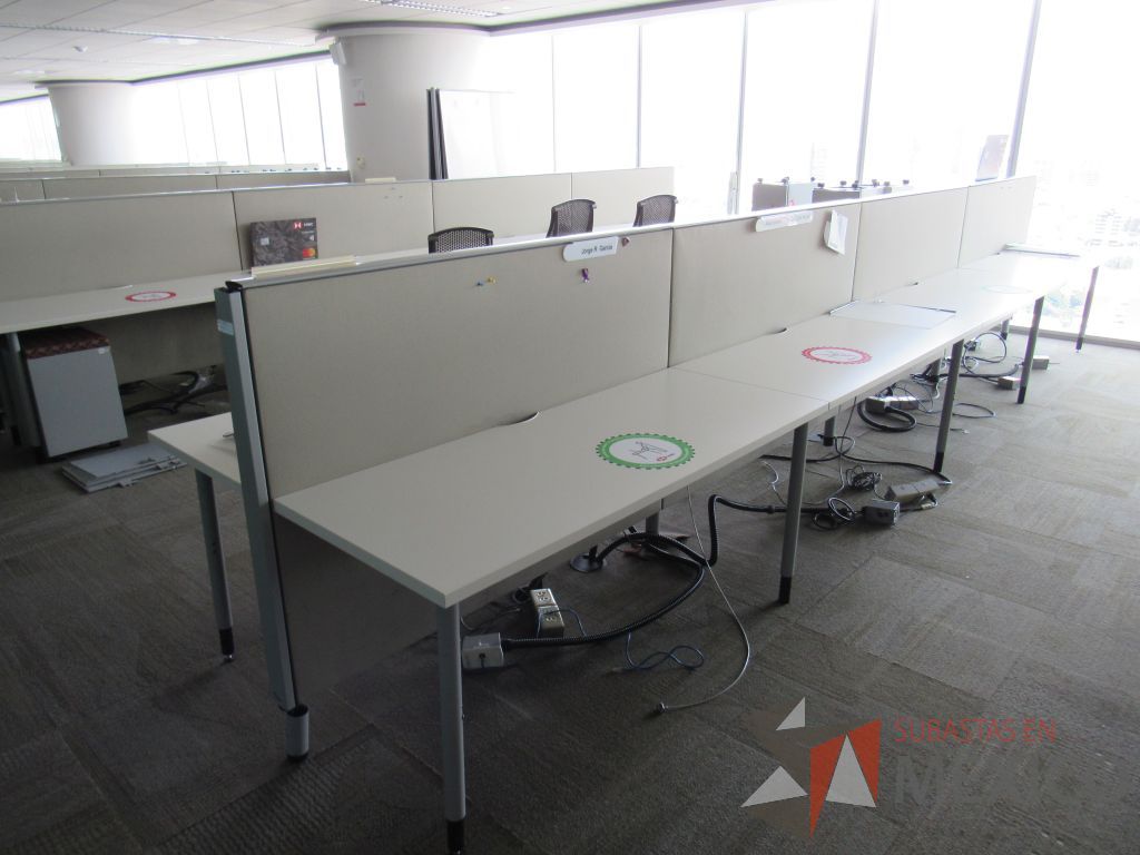 Lote 0536 - Estación de trabajo para 8 personas con base metálica, cubierta rectangular color blanco, mampara metálica y 8 archiveros móviles de 2 cajones - Imagen 8