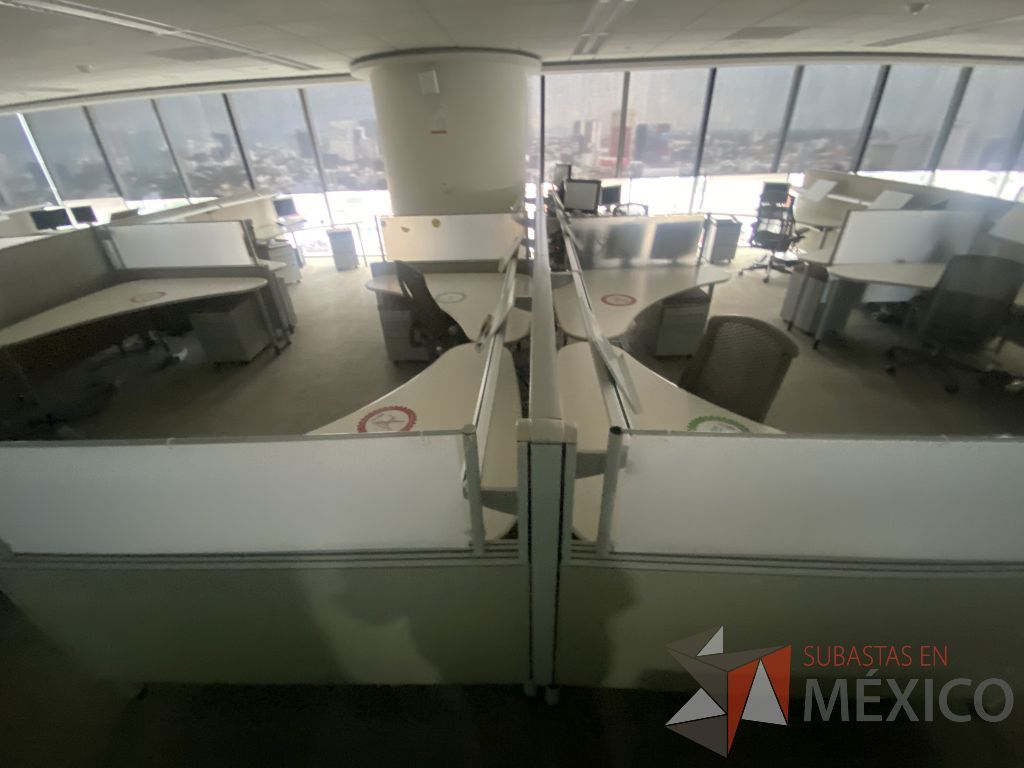 Lote 0205 -Estación de trabajo para 7 personas con cubiertas mampara metálica color beige y 7 archiveros móviles de 2 cajones