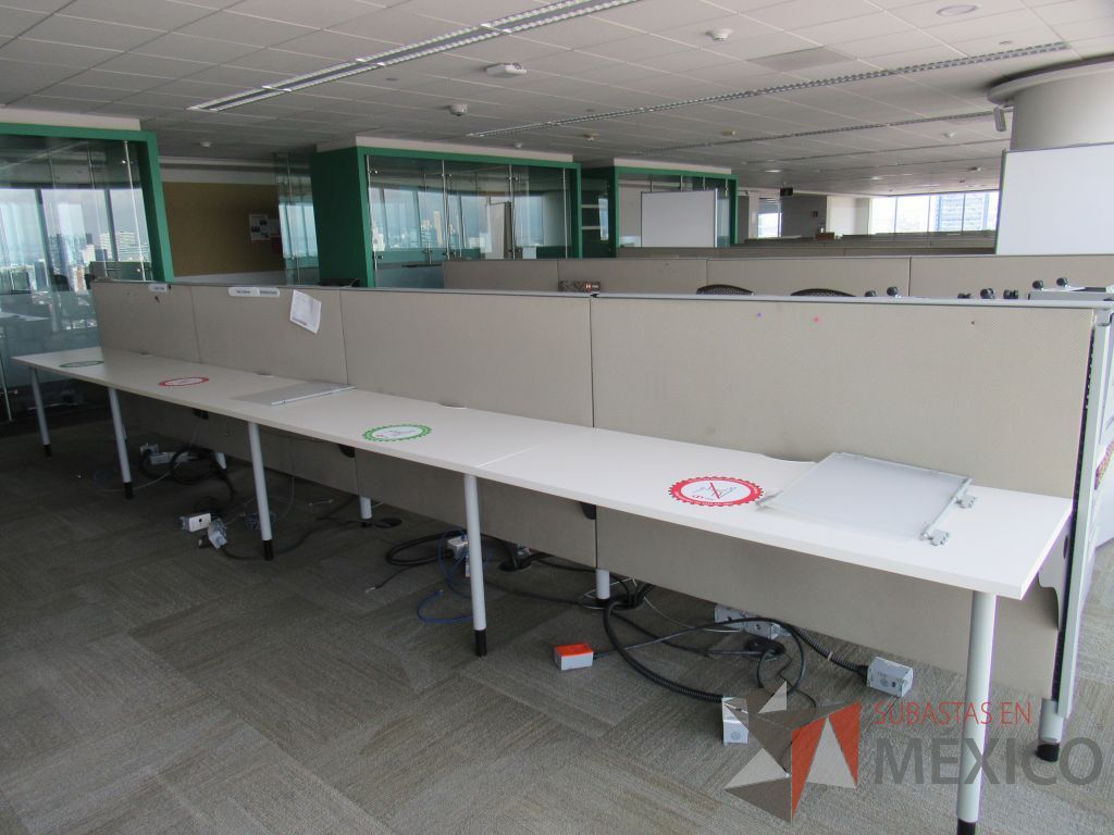 Lote 0536 - Estación de trabajo para 8 personas con base metálica, cubierta rectangular color blanco, mampara metálica y 8 archiveros móviles de 2 cajones - Imagen 9