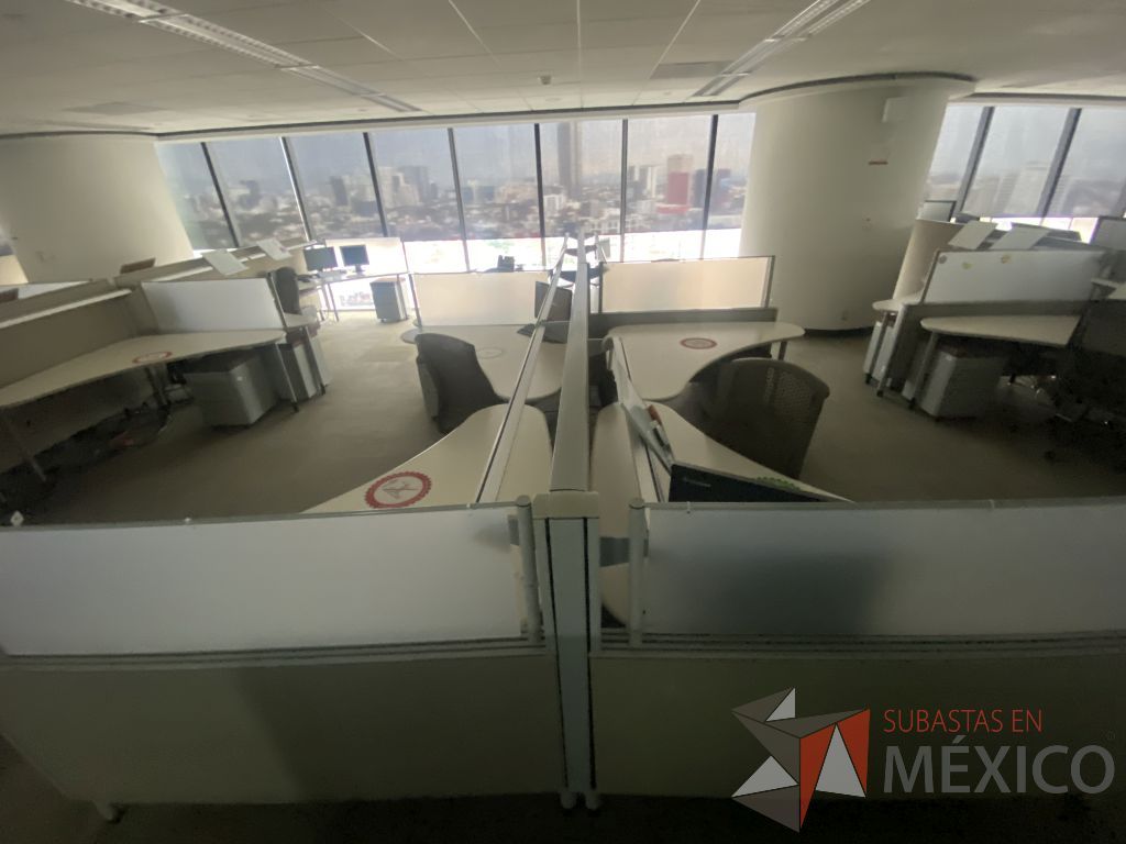 Lote 0207 - Estación de trabajo para 8 personas con cubiertas mampara metálica color beige y 8 archiveros móviles de 2 cajones - Imagen 2