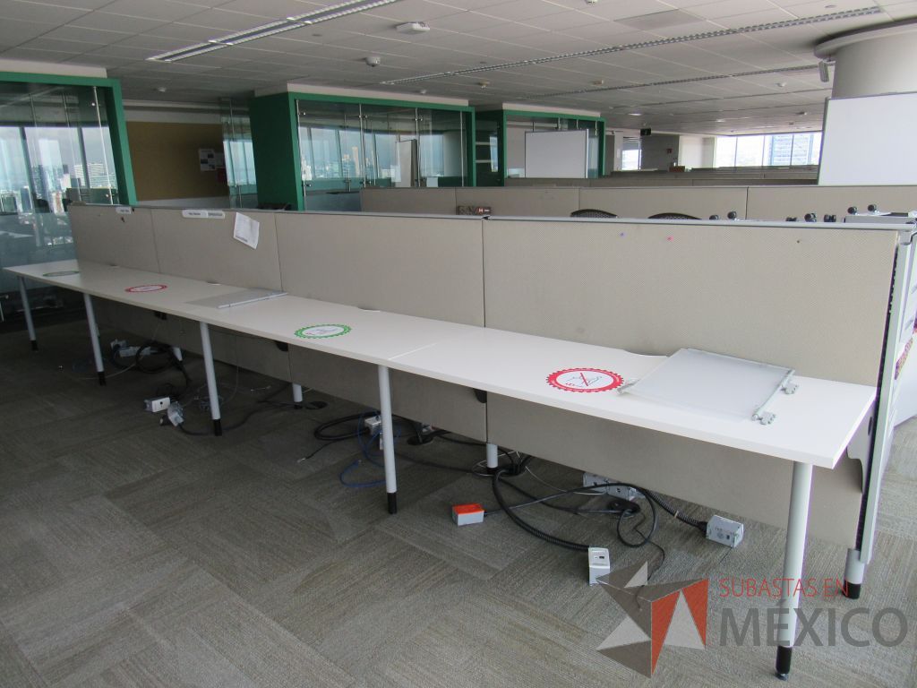 Lote 0536 - Estación de trabajo para 8 personas con base metálica, cubierta rectangular color blanco, mampara metálica y 8 archiveros móviles de 2 cajones - Imagen 10