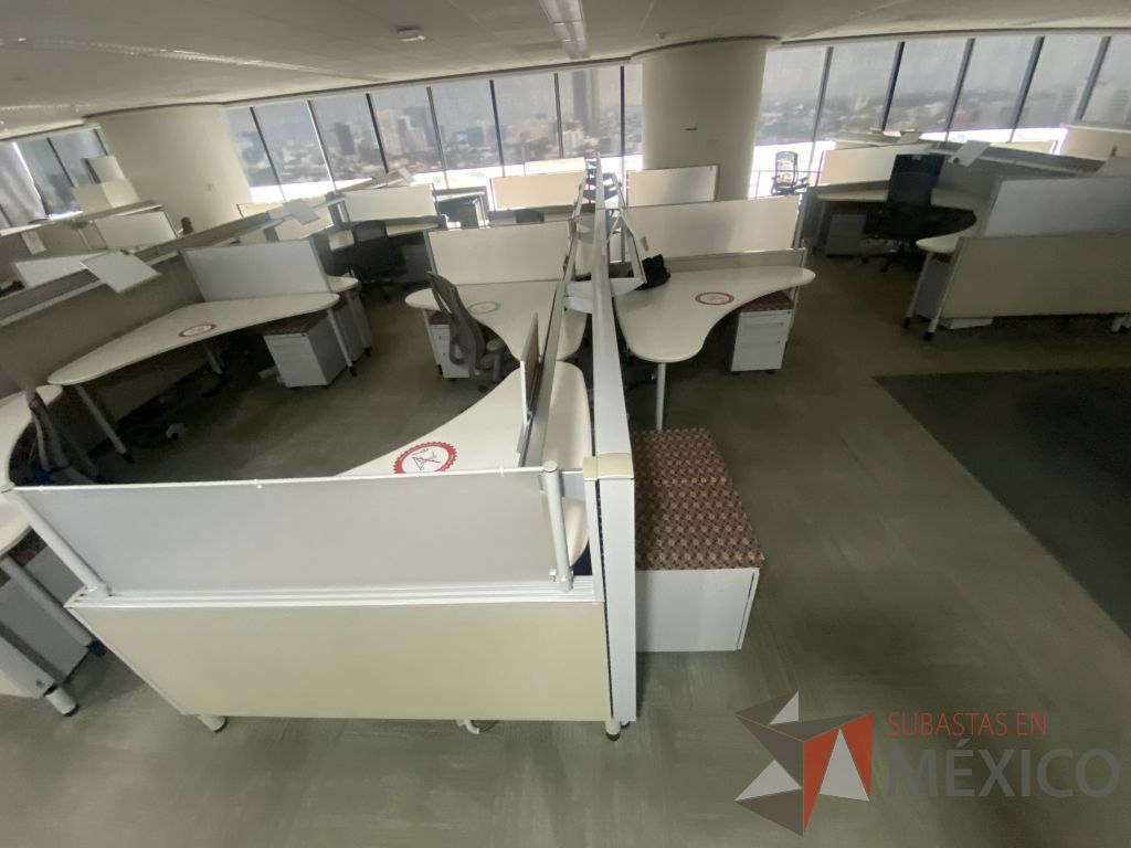 Lote 0208 - Estación de trabajo para 10 personas con cubiertas mampara metálica color beige y 10 archiveros móviles de 2 cajones