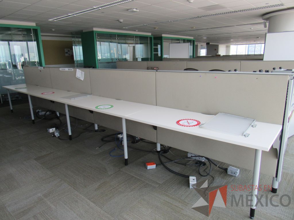 Lote 0536 - Estación de trabajo para 8 personas con base metálica, cubierta rectangular color blanco, mampara metálica y 8 archiveros móviles de 2 cajones - Imagen 11