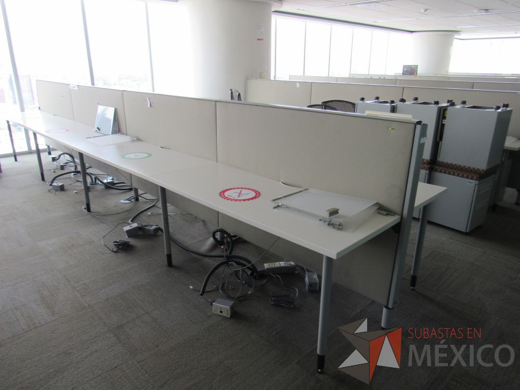 Lote 0536 - Estación de trabajo para 8 personas con base metálica, cubierta rectangular color blanco, mampara metálica y 8 archiveros móviles de 2 cajones - Imagen 12